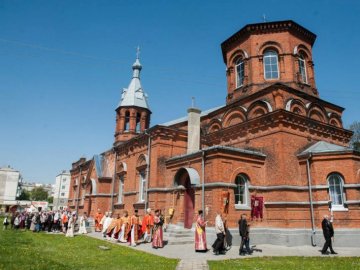 Церковний конфлікт на Волині: парафіяни зачинилися у храмі