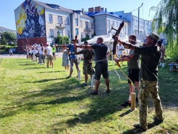 У Луцьку відбувся турнір лучників, в якому взяли участь військові. ВІДЕО