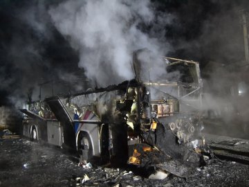 У Рівному вщент згорів 2-поверховий пасажирський автобус. ФОТО