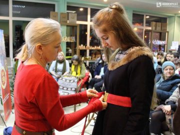 Яскраві кольори, золото, коштовності: як у давнину у Луцьку вдягалися модники та модниці. ФОТО