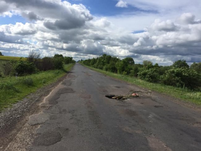 На волинській дорозі – яма глибиною майже у півметра. ФОТО