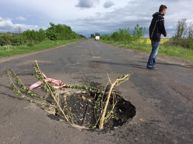 На волинській дорозі – яма глибиною майже у півметра. ФОТО