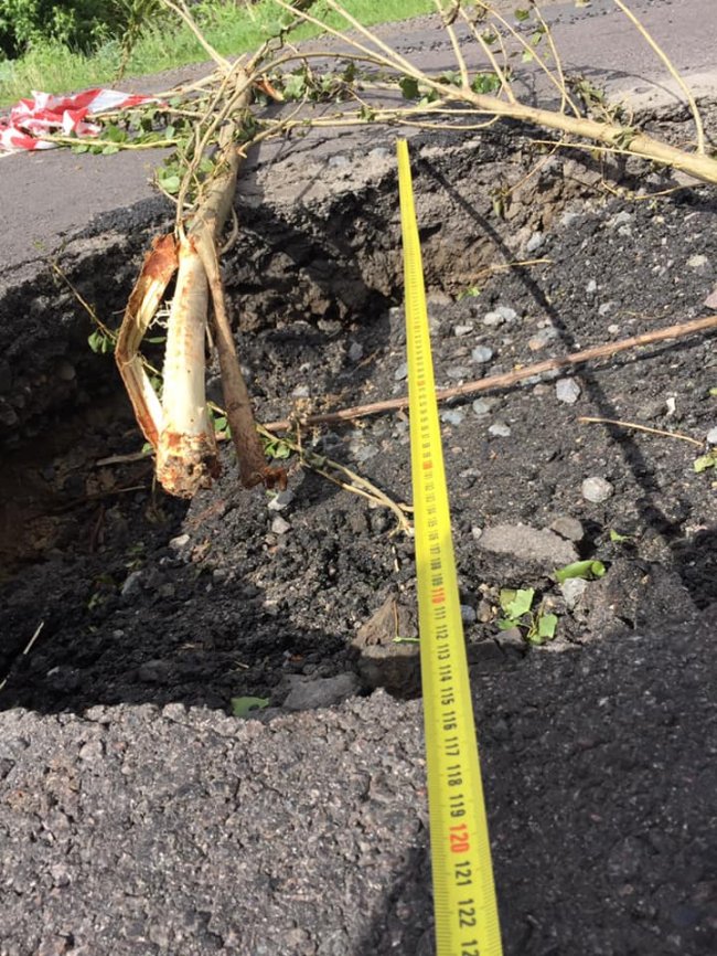 На волинській дорозі – яма глибиною майже у півметра. ФОТО