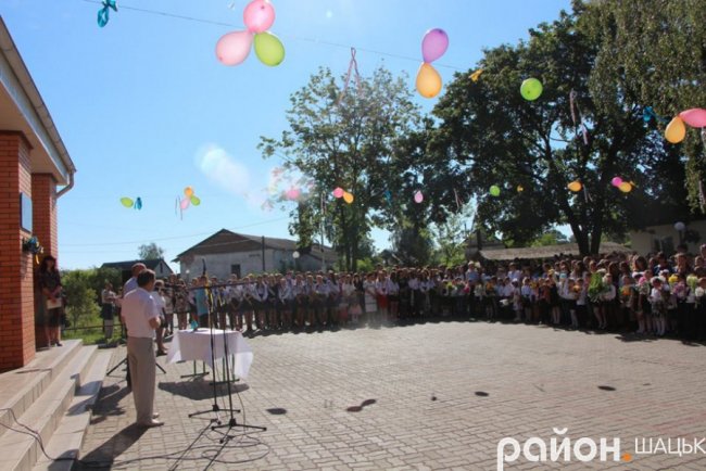 Волинські випускники зворушливо подякували вчительці