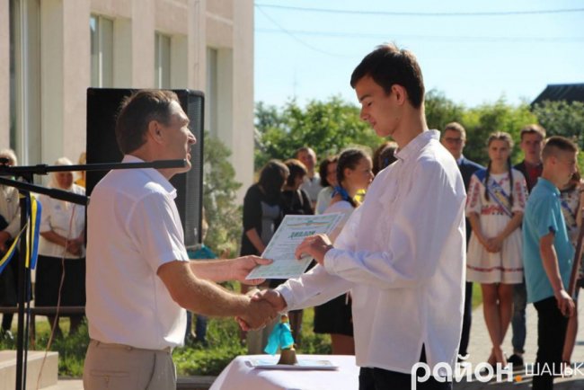 Волинські випускники зворушливо подякували вчительці