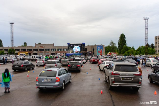 Сотні машин, несподіванки від Novellina і неймовірні емоції: автоконцерт БЕZ ОБМЕЖЕНЬ відгримів під Луцьком. ФОТОРЕПОРТАЖ