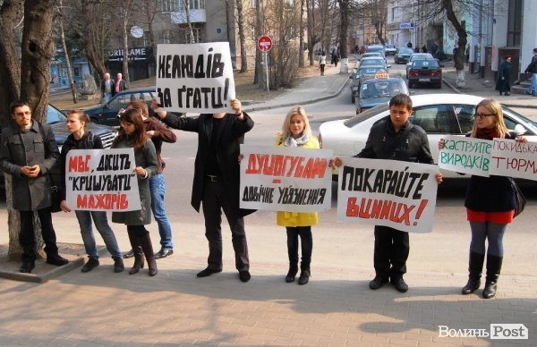 Покарати ґвалтівників Оксани Макар вимагають і лучани