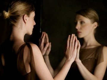 Чому сьогодні категорично не можна дивитися в дзеркало: прикмети і забобони