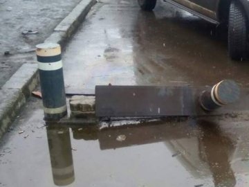 Невідомі пошкодили болард біля луцького ринку. ФОТО