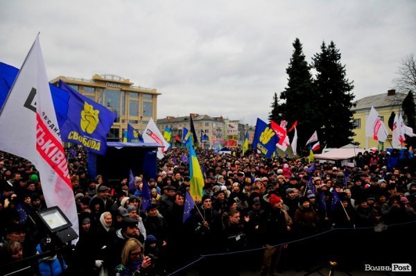 Віче на луцькому Майдані. ФОТО