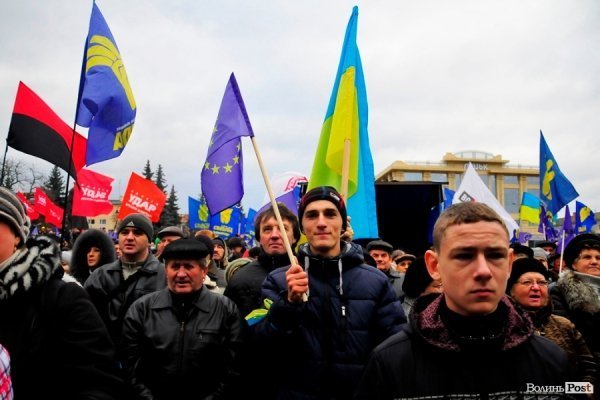 Віче на луцькому Майдані. ФОТО