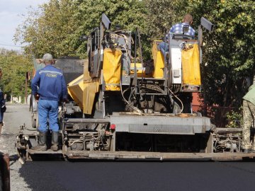 В місті на Волині активно асфальтують вулиці. ФОТО