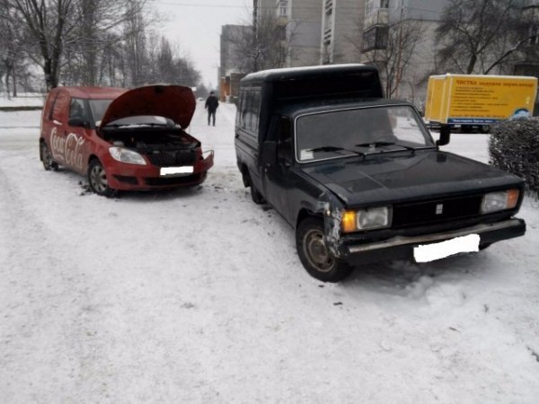 У луцькому дворі не розминулися машини