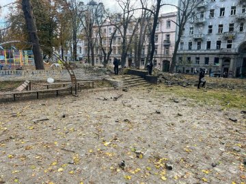 У Києві російські ракети поцілили у дитячий майданчик, музей та «міст Кличка»