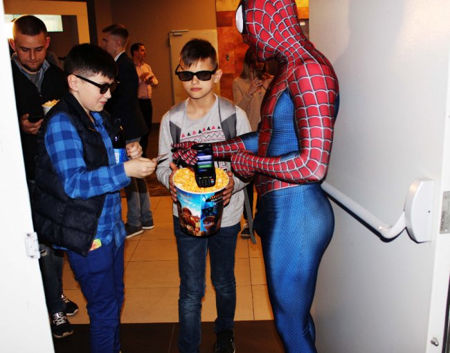 На допрем'єрі «Месників» у ПортCity глядачів зустрічав справжній Спайдермен. ФОТО*