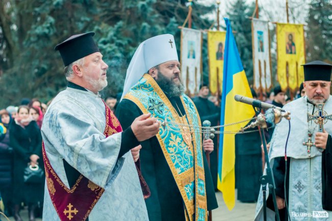 Квіти, сльози і свічки: у День Гідності та Свободи лучани вшанували пам'ять полеглих