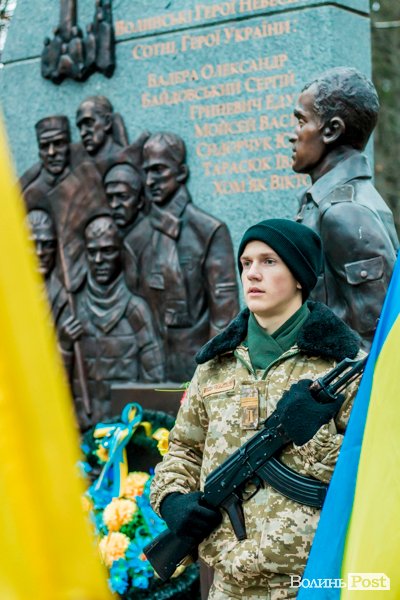 Квіти, сльози і свічки: у День Гідності та Свободи лучани вшанували пам'ять полеглих