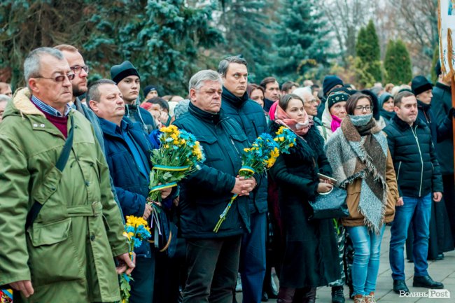 Квіти, сльози і свічки: у День Гідності та Свободи лучани вшанували пам'ять полеглих