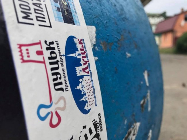 Байдужість чи безгосподарність: у Луцьку 5 днів посеред вулиці лежить тумба