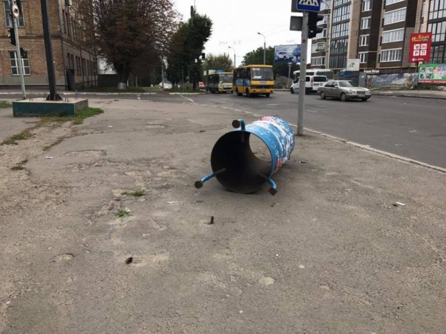 Байдужість чи безгосподарність: у Луцьку 5 днів посеред вулиці лежить тумба
