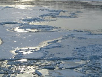 Пірнув під лід: у Києві хлопець звів рахунки з життям. ВІДЕО