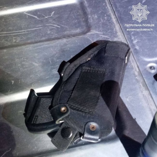 На вулиці Кафедральній у Луцьку затримали чоловіка з наркотиками та пістолетом