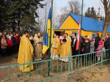 Поблизу Луцька освятили синьо-жовту церкву