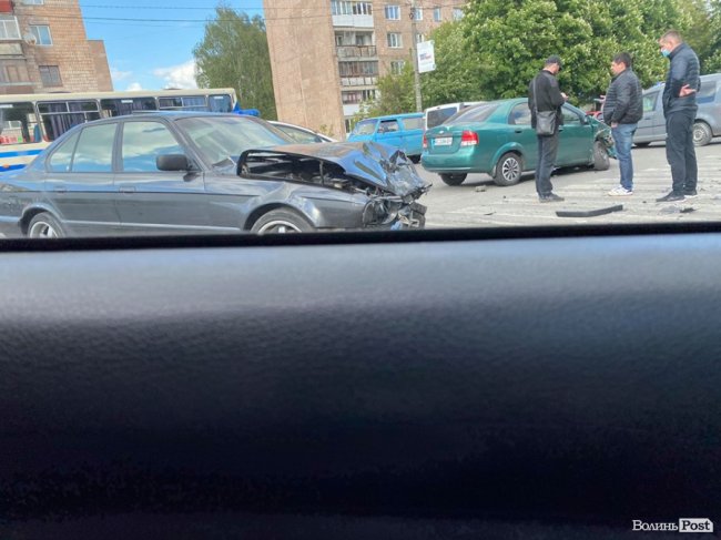 У Луцьку – аварія на кільці: зіткнулися два легковики. ФОТО