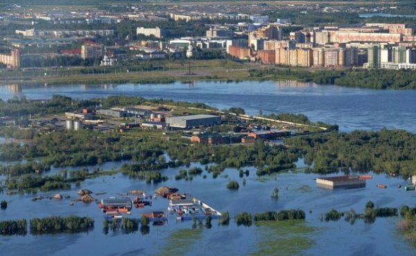 У Росії місто Нафтоюганськ затопило нафтою. ФОТО