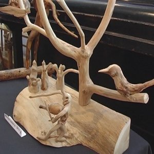 Відкрилася виставка скульптур із дерева любомльського журналіста