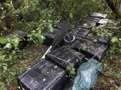 Цигарки та човен: прикордонники знайшли сховок контрабандистів