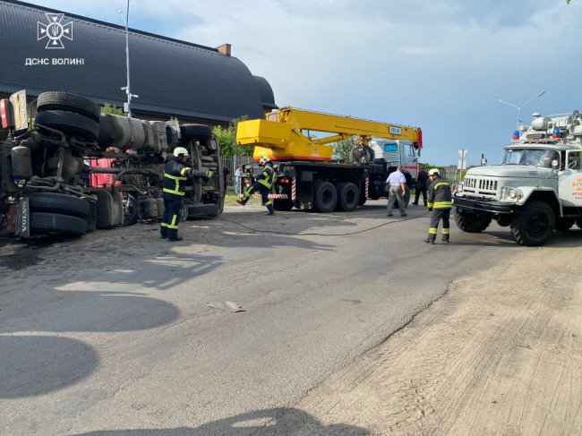 Поблизу Луцька перевернулась вантажівка і частково перекрила рух транспорту