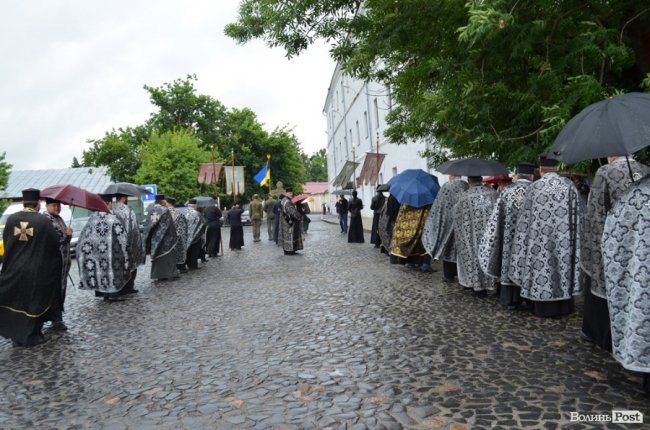 Прапори, пластуни і парасольки: як у Луцьку вшановували пам'ять розстріляних в'язнів. ФОТО
