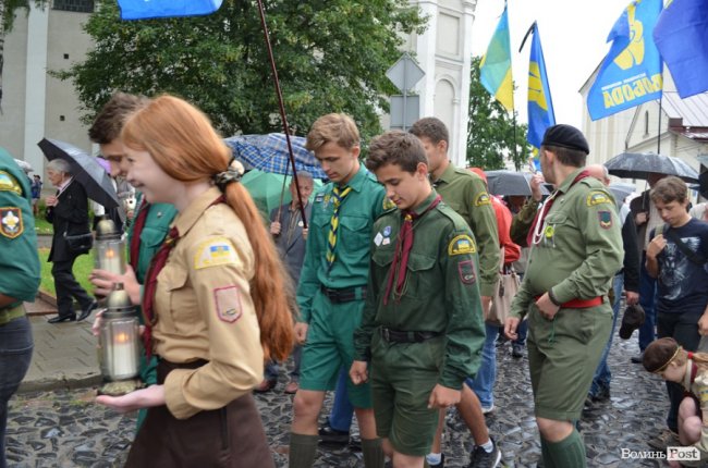 Прапори, пластуни і парасольки: як у Луцьку вшановували пам'ять розстріляних в'язнів. ФОТО