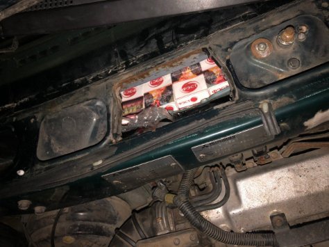 У  «Доманове» в іноземця вилучили автомобіль, набитий контрабандними цигарками. ФОТО