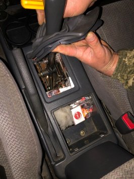 У  «Доманове» в іноземця вилучили автомобіль, набитий контрабандними цигарками. ФОТО