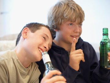 На Волині батьки, чиї діти розпивали алкоголь на дитмайданчику, заплатять штраф