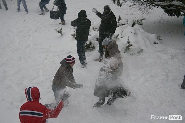 У Луцьку більш як півсотні людей влаштували масову гру в сніжки. ФОТО