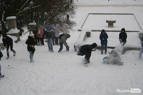 У Луцьку більш як півсотні людей влаштували масову гру в сніжки. ФОТО