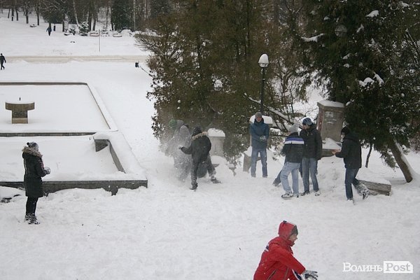 У Луцьку більш як півсотні людей влаштували масову гру в сніжки. ФОТО