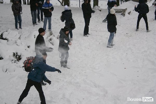 У Луцьку більш як півсотні людей влаштували масову гру в сніжки. ФОТО