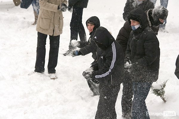 У Луцьку більш як півсотні людей влаштували масову гру в сніжки. ФОТО