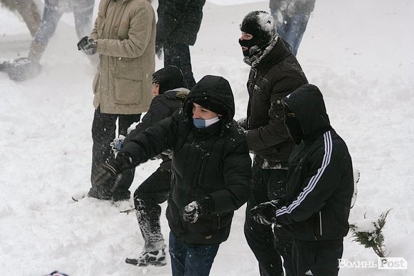 У Луцьку більш як півсотні людей влаштували масову гру в сніжки. ФОТО
