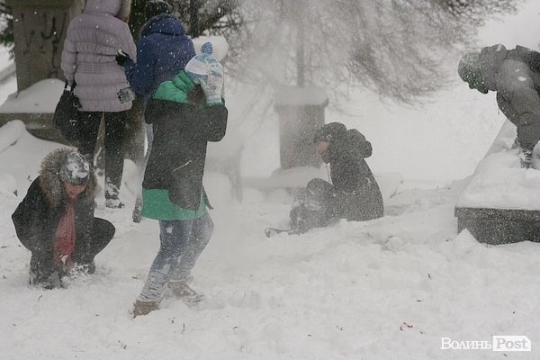 У Луцьку більш як півсотні людей влаштували масову гру в сніжки. ФОТО