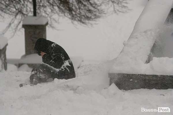 У Луцьку більш як півсотні людей влаштували масову гру в сніжки. ФОТО