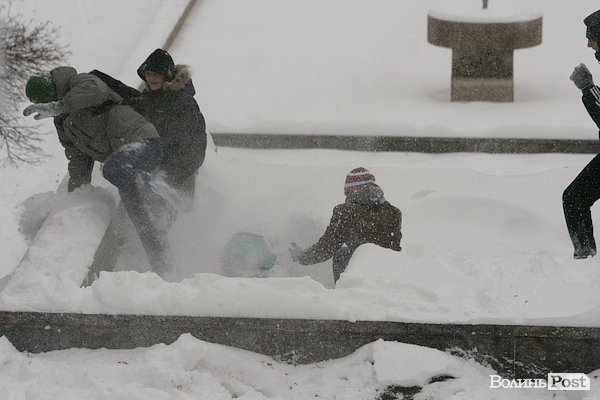 У Луцьку більш як півсотні людей влаштували масову гру в сніжки. ФОТО