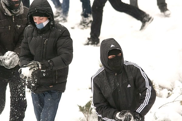У Луцьку більш як півсотні людей влаштували масову гру в сніжки. ФОТО
