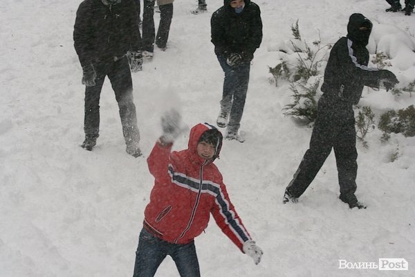 У Луцьку більш як півсотні людей влаштували масову гру в сніжки. ФОТО