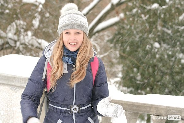 У Луцьку більш як півсотні людей влаштували масову гру в сніжки. ФОТО