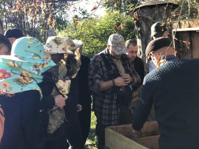 Екскурсія на пасіку і частування медом: реабілітація воїнів на Волині